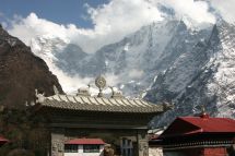 IMG_8141 Tengboche Tor und Berge.jpg